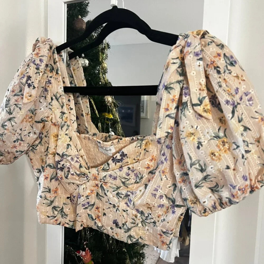 512 Lovers + Friends Cream Floral Puff Sleeve Crop Blouse Size Medium - Picture 3 of 7